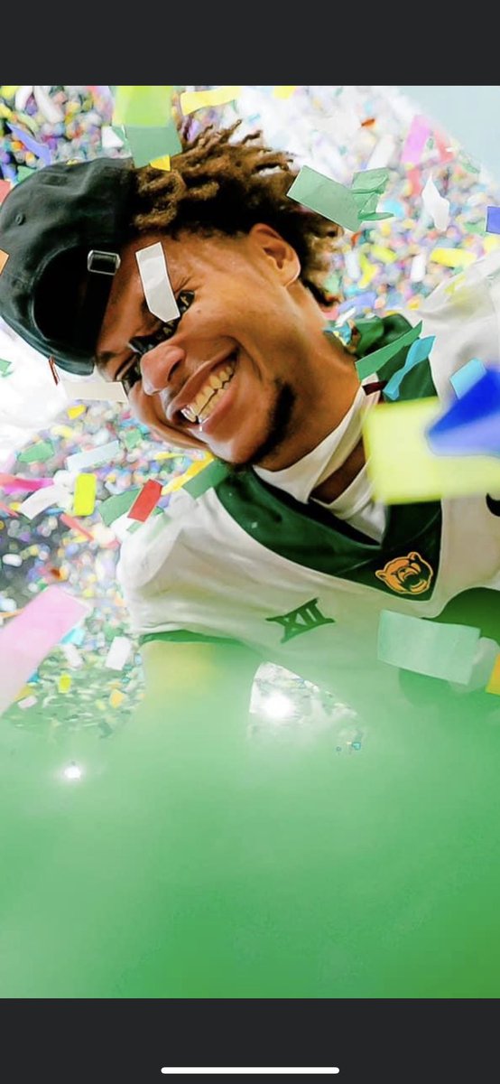 CaMeaux's tweet photo. Have yβall ever seen a smile so big??? @JalenPitre1
#theonewhostayed
#BigXIIFB #SiEm #BigXIIChampions https://t.co/fUP3sMGdOx