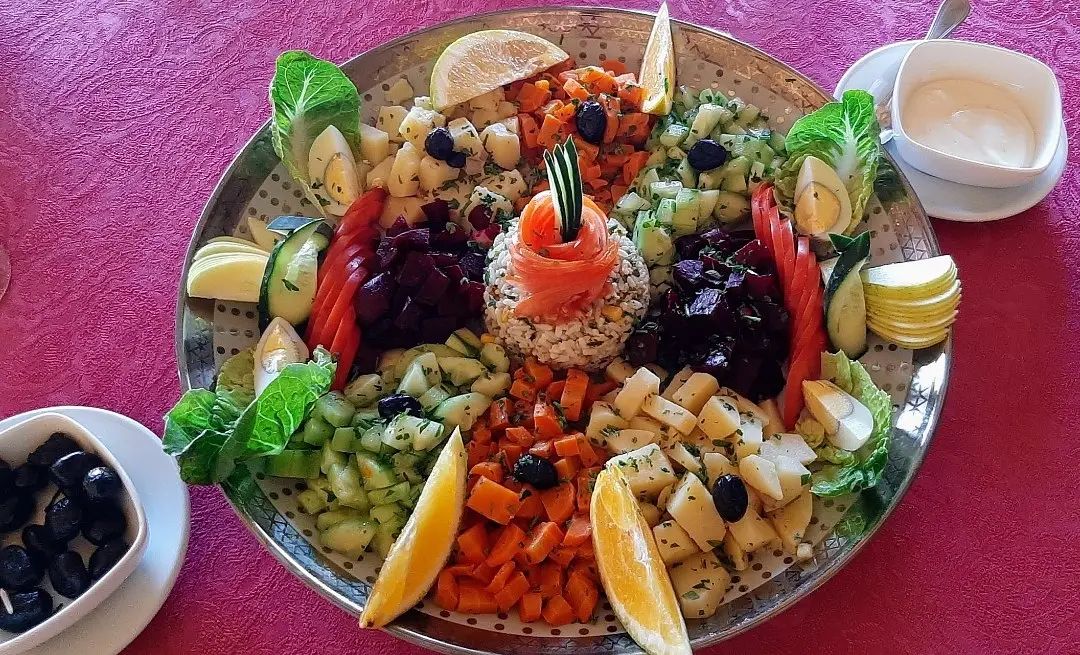 Es la hora de comer, ¿empezamos por una rica ensalada? 😋
#morocco #travel #experience #adventures #healthylunch #Ouarzazate
haimaexperience.com