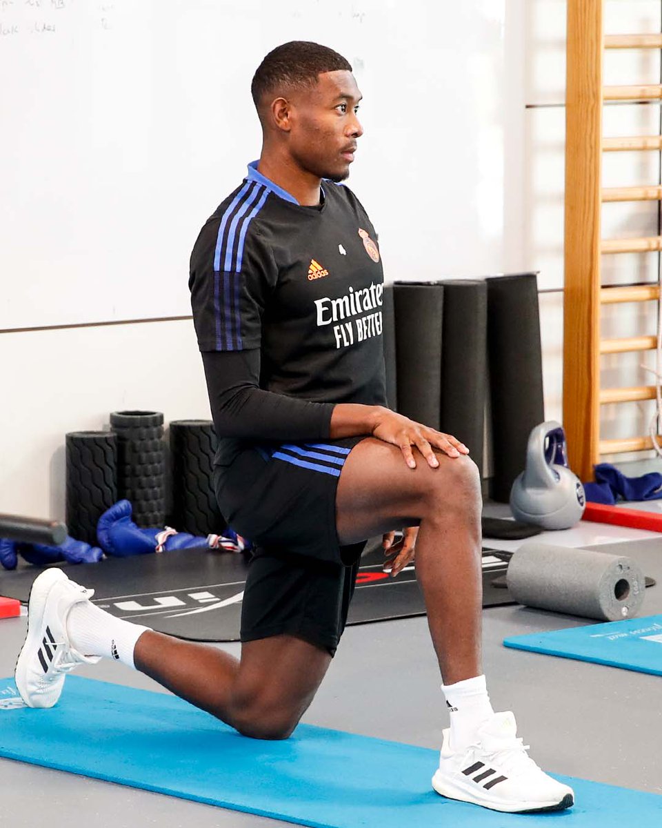 realmadrid's tweet photo. 🧘‍♂️ Pensando en la @LigadeCampeones... 
💭 @David_Alaba https://t.co/kmBHdPvSvv