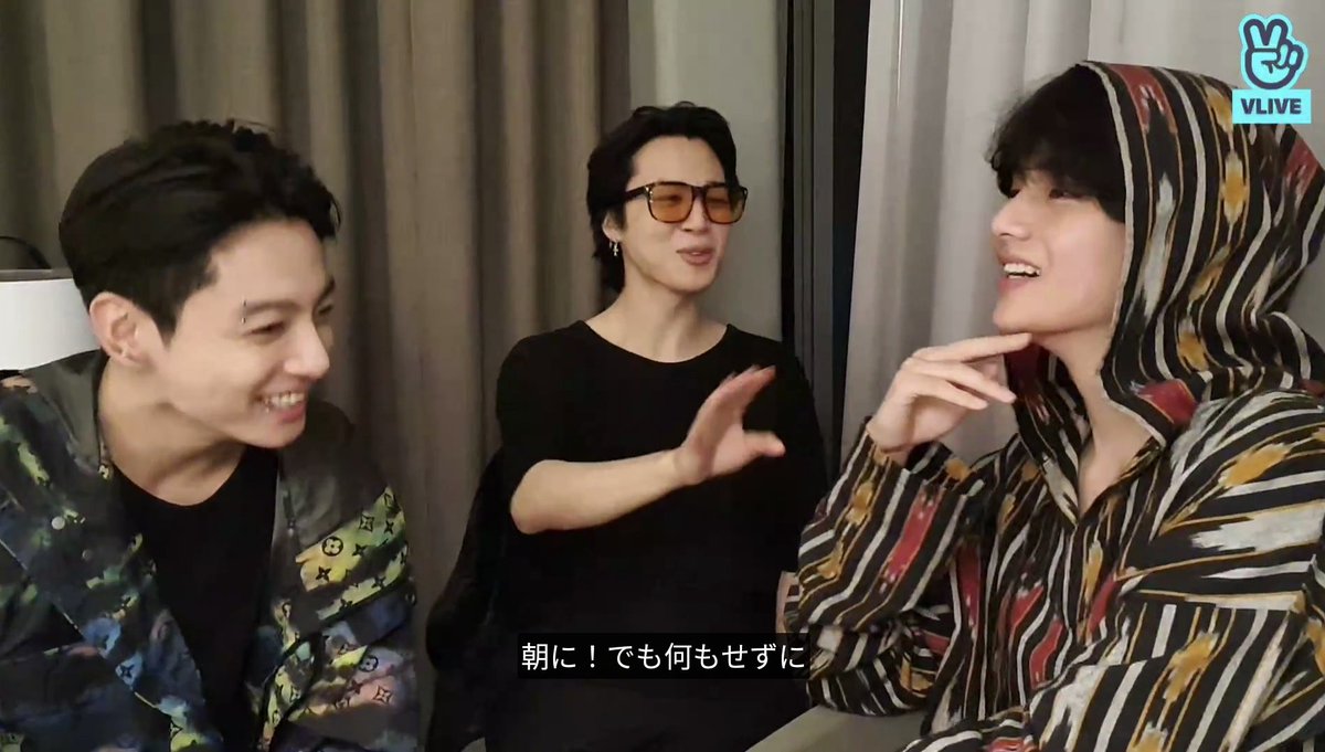 d0p5chan's tweet photo. ジョングクってヒョン達のベッドが本当に好きよね ジミンのベッドでくつろいでた話を聴いて、勝手にジンくんのベッドでゴロゴロしてたこととか、ナムのベッドに潜り込みにいってた姿とかを思い出してた  ヒョンの頭の匂いを嗅ぐのが癖なことといい、人の寝床が好きなのってなんか行動がぜんぶ犬っぽい https://t.co/edgXruc6Di