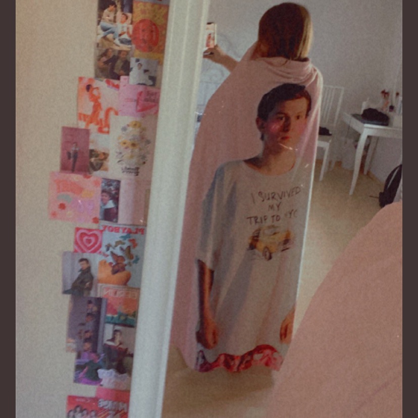 parkersdarling's tweet photo. Hi guys I know I’ve been inactive the last months. That’s because I drifted away from the fandom, changed my whole life and found god. I still love Tom and all of the people that support him. Anyways I wanted to ask if one of you would want to buy any of these from me https://t.co/Ne8KRipYY7