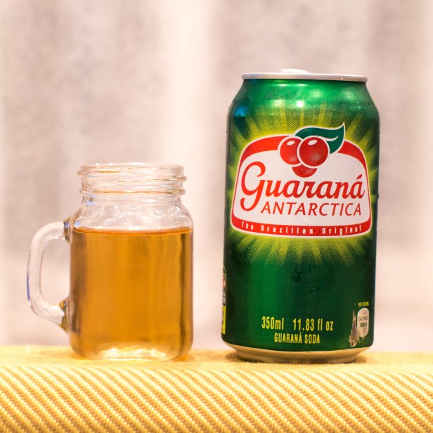 JoyeuxDrilleCdj's tweet photo. #BuDans "Tupinilândia", de Samir Machado de Machado...
Du guarana Antarctica... Ce soda fête son centenaire cette année et il est aujourd'hui le deuxième soda le plus vendu au Brésil derrière Coca-Cola... https://t.co/DGiDY7GuxN