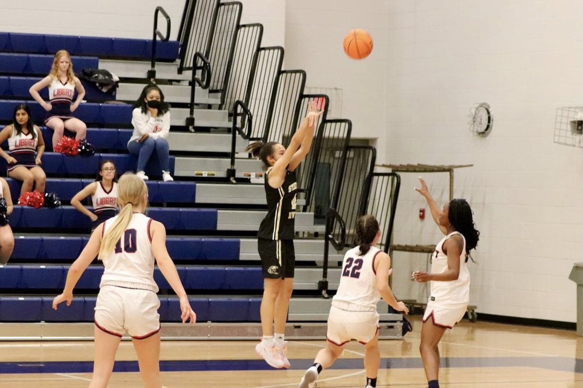 CvaGirls's tweet photo. Shoutout to senior @JaydaJonez2 for helping her team go 2-0 this week! She had 11 points &amp; 3 steals vs Heritage, 10 points , 7 rebounds and 4 steals vs Liberty! Nice solid week! Continue to grind in week 2! 🖤❤️🏀 https://t.co/p441lwCG8g