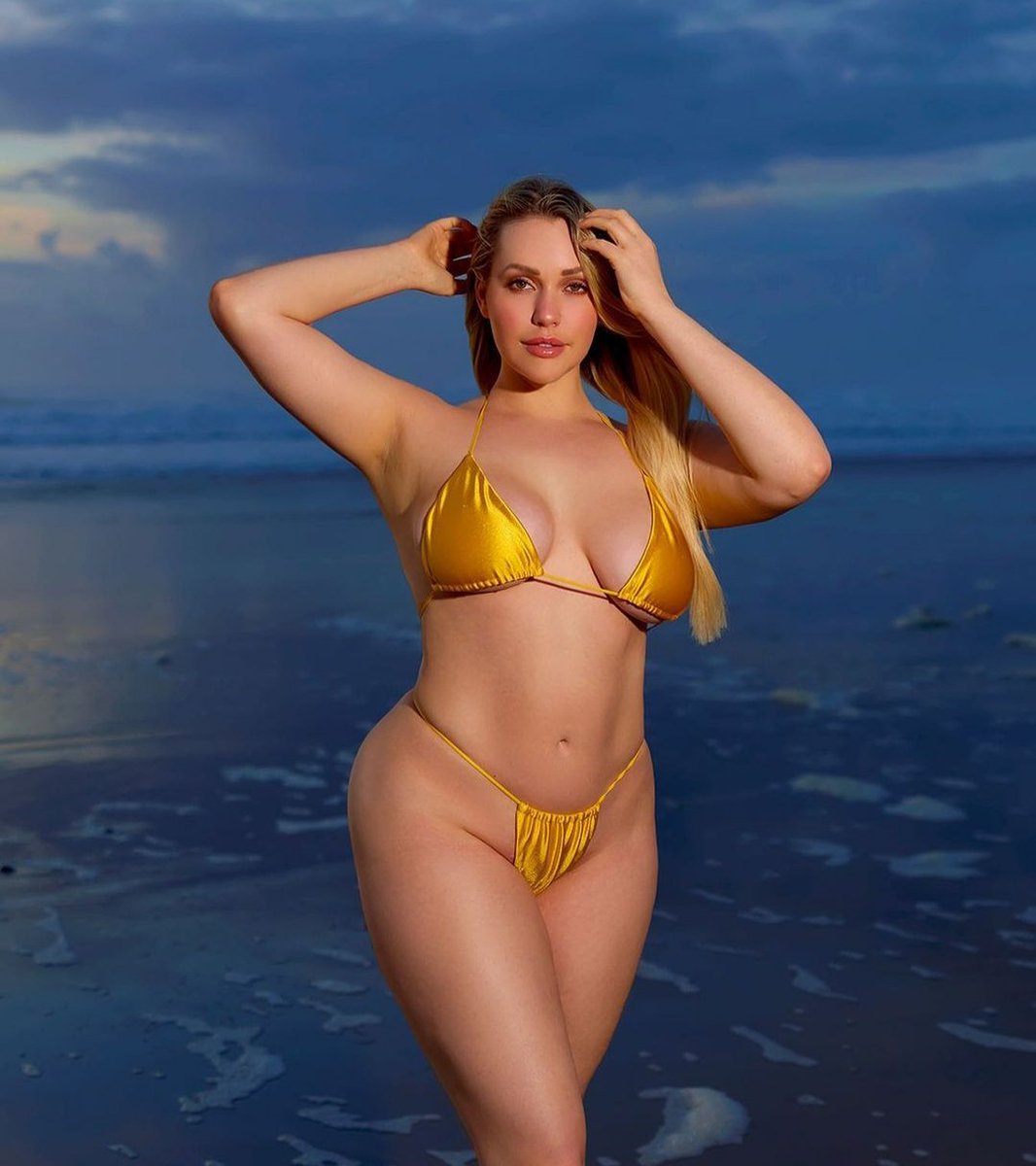 Миа Малкова сняла бикини 