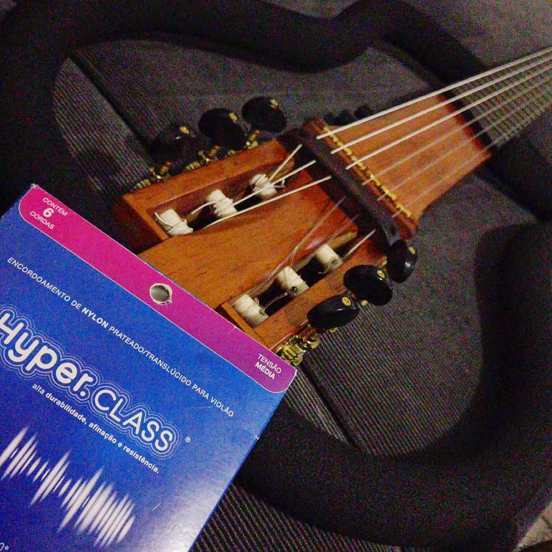 hyperprostrings's tweet image. Nosso cliente Alex Araújo e seu #violão Ramá equipado com Hyper Class modelo CL10 (tensão média para violão nylon). Bordões importados e primas produzidas no Brasil pela Mazzaferro Strings, referência mundial na produção de cordas musicais de nylon. #clientehyper #hyperprostrings