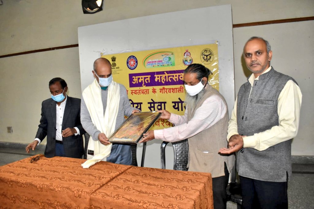 registrarbhu's tweet photo. भारतीय स्वतंत्रता के गौरवशाली 75 वर्ष के उपलक्ष्य पर आयोजित @AmritMahotsav कार्यक्रम के अंतर्गत, दृश्य कला संकाय के स्वयंसेवकों के द्वारा "आजादी के 75 वर्ष भारत के बढ़ते कदम" विषयक 75 मीटर लंबे कैनवास पर पेंटिंग का निर्माण कार्य का शुभारंभ कुलसचिव डॉ. नीरज त्रिपाठी जी ने किया��� https://t.co/mGuGSnNSAv