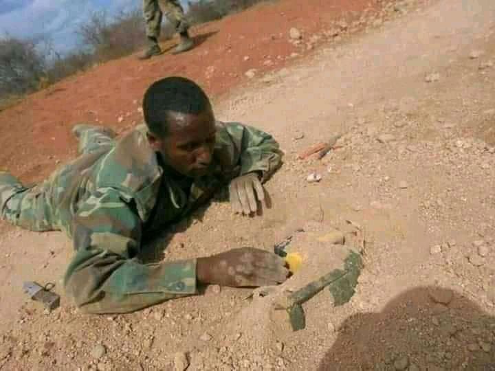 AboneshT's tweet photo. ክብር ህወታቸውን አስይዘው የተጠመደ ፈንጂ አምክነው ሀገር ለሚታደጉ ጀግኖች💪💪💪 @AbiyAhmedAli @NeaminZeleke @SuleimanAbdell7 https://t.co/KA3bDxbMGu