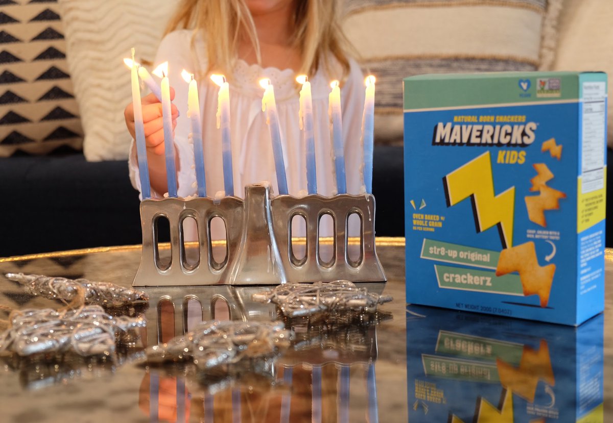 #HappyHanukkah to all who celebrate! Get that glow up (in more ways than one) with shining candles, your favorite snack, and family to share it with ✨

🛒: mavericksnacks.com + @wholefoods <a href="/amazonprimenow/">Amazon Prime Now</a> @thrivemarket <a href="/hungryroot/">Hungryroot</a>
