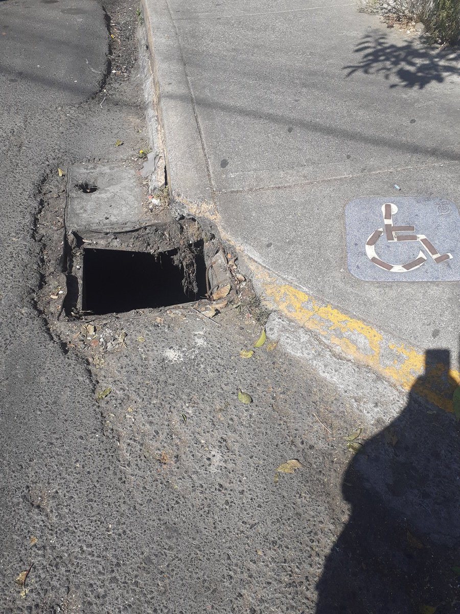 IsabelaInRock's tweet photo. @DCoyoacan Coladera abierta en @Coyoacan_ @DCoyoacan Colonia Adolfo Ruiz Cortinez calle atzayacatl esquina calmecac https://t.co/wQlTlzTLTs