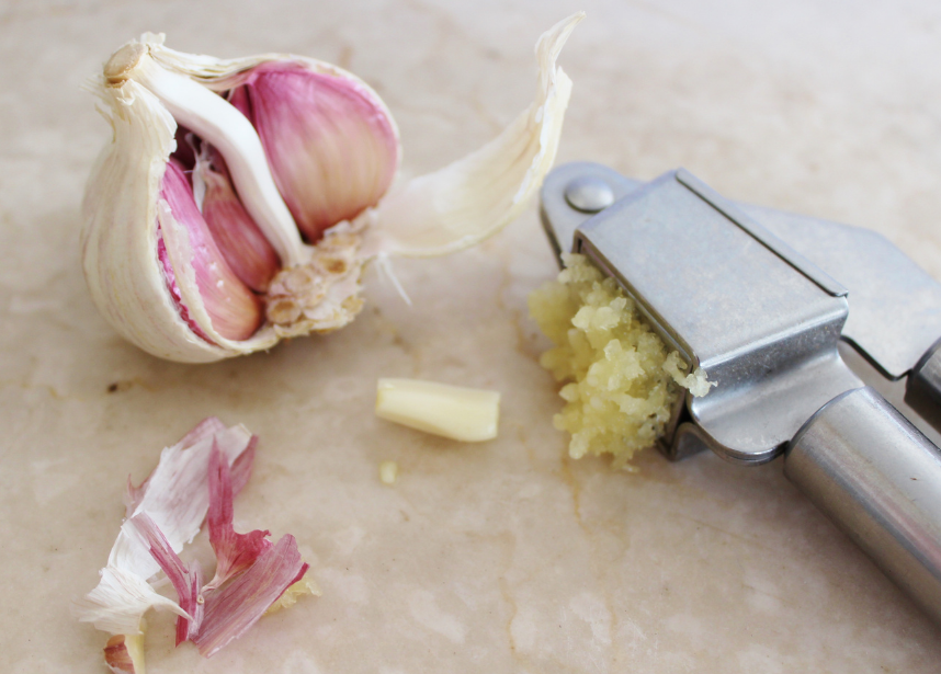 vibrantlyrose's tweet photo. Here’s a #foodhack that will amplify the #medicinal benefits of the #garlic you’re cooking with. 🧄
🔪Cut or crush the garlic &amp; let it sit for 10 minutes before cooking with it. This process produces #Allicin, an organosulfur compound, through an enzymatic reaction to oxygen. https://t.co/gnctQ8l3PI