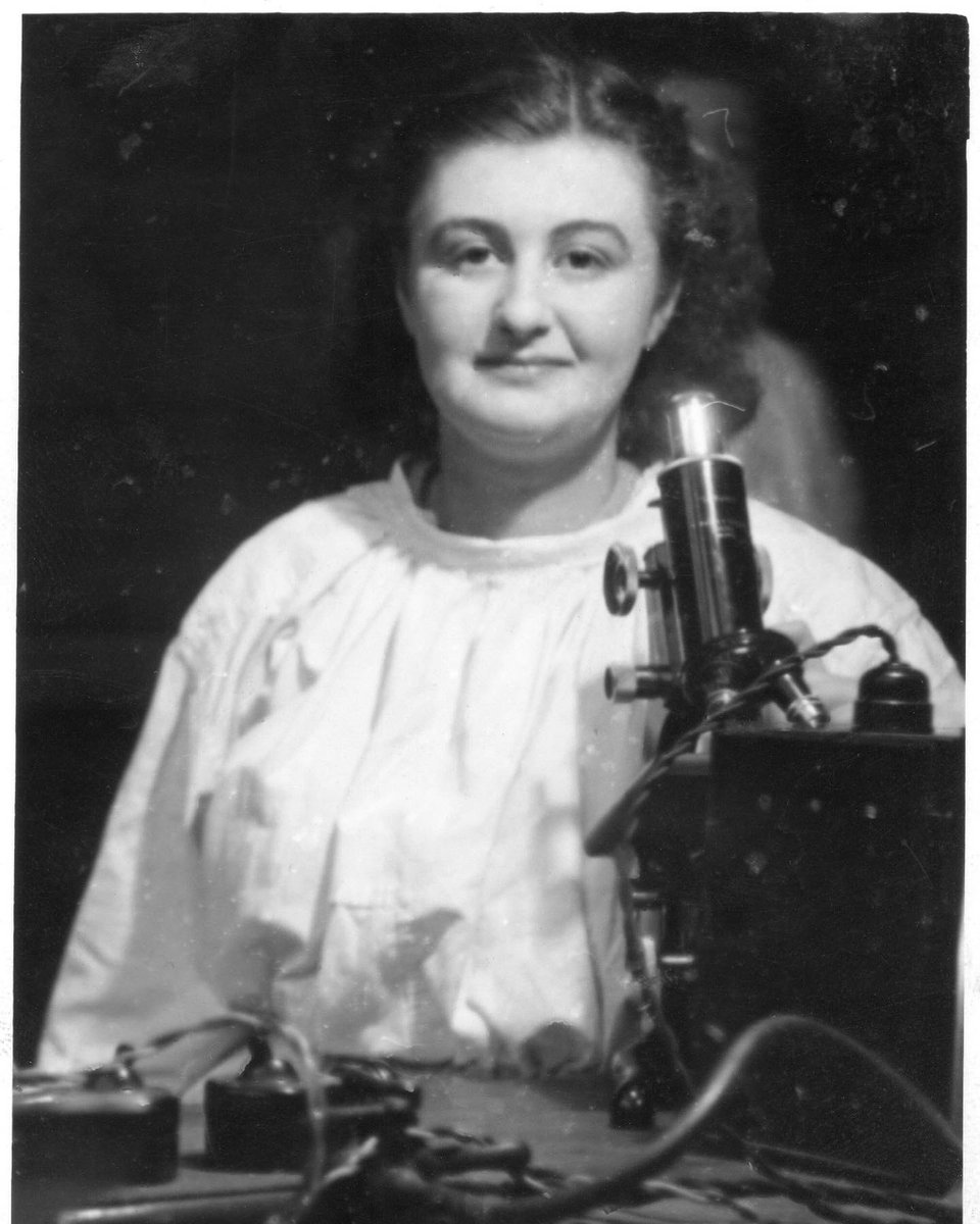 TanjaSagt's tweet photo. #tanjasfrauenliebeadventskalender 5.🚪

#JuneAlmeida (1930-2007)
Virologin//spezialisiert auf Transmissionselektronenmikroskopie (TEM)

1947: beginnt als Labortechnikerin für Histopathologie im königlichen Krankenhaus in Glasgow zu arbeiten, weil sich Studium nicht leisten kann https://t.co/pVQt9lFqQa