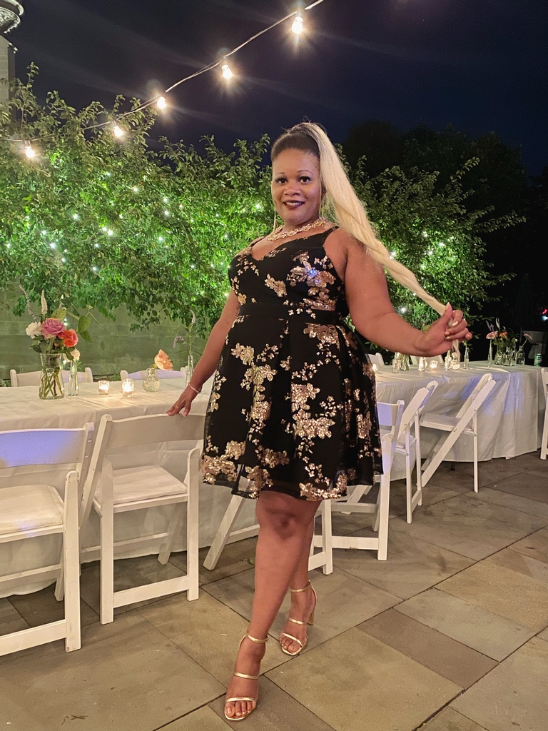 DayshaVeronica's tweet photo. Shining bright like a 🎄 this holiday season with this amazing plus size dress from @FashionNova ✨👗 https://t.co/EWtRRQhTus