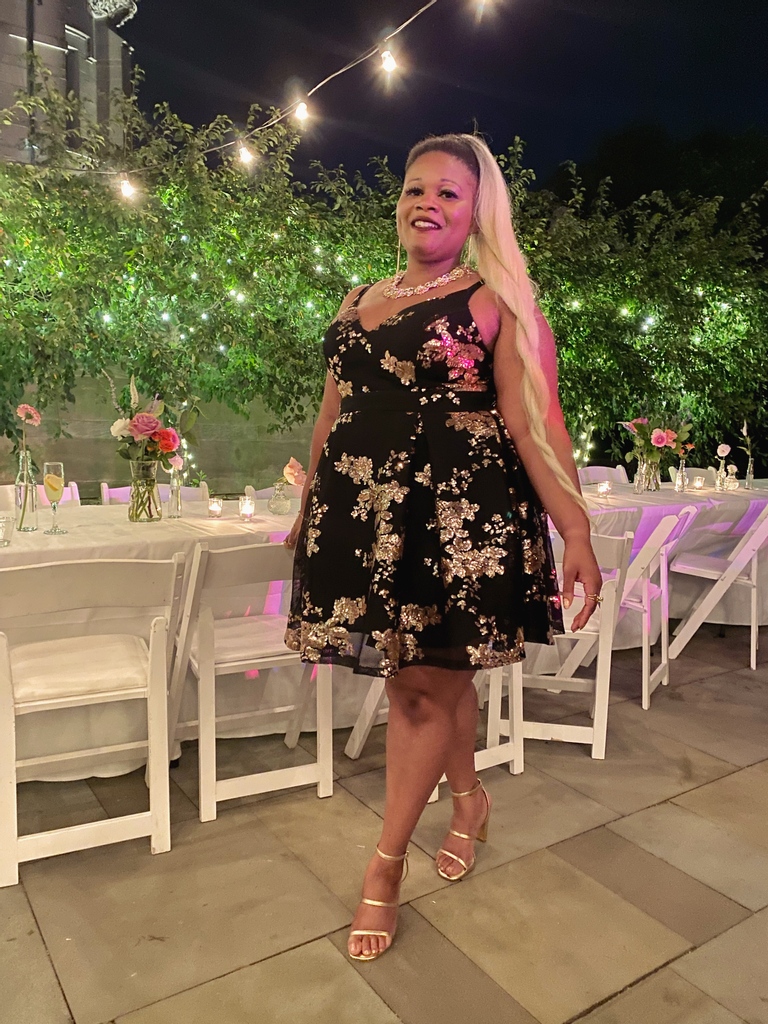 DayshaVeronica's tweet photo. Shining bright like a 🎄 this holiday season with this amazing plus size dress from @FashionNova ✨👗 https://t.co/EWtRRQhTus