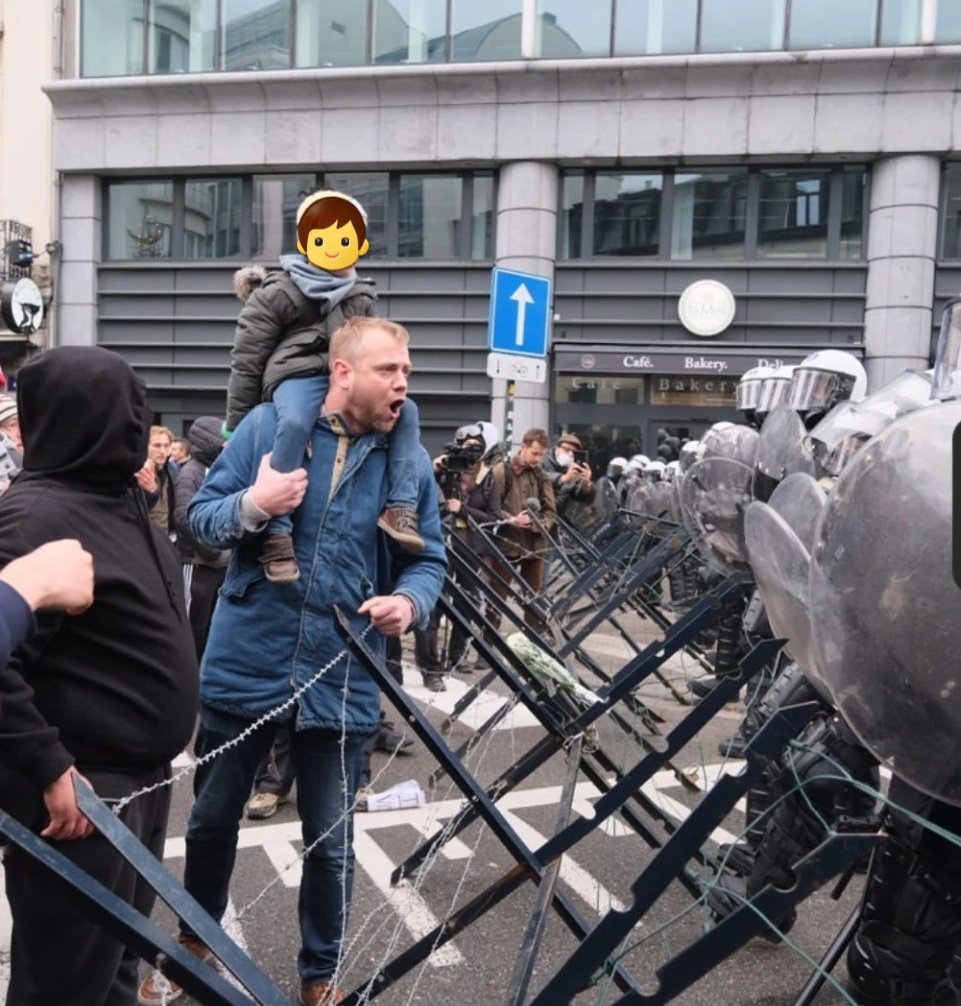 Benieuwd van wat dit kind eerder getraumatiseerd geraakt: een mondmasker of het feit dat hij door vaderlief wordt meegesleurd in een confrontatie met oproerpolitie. 🤷‍♂️