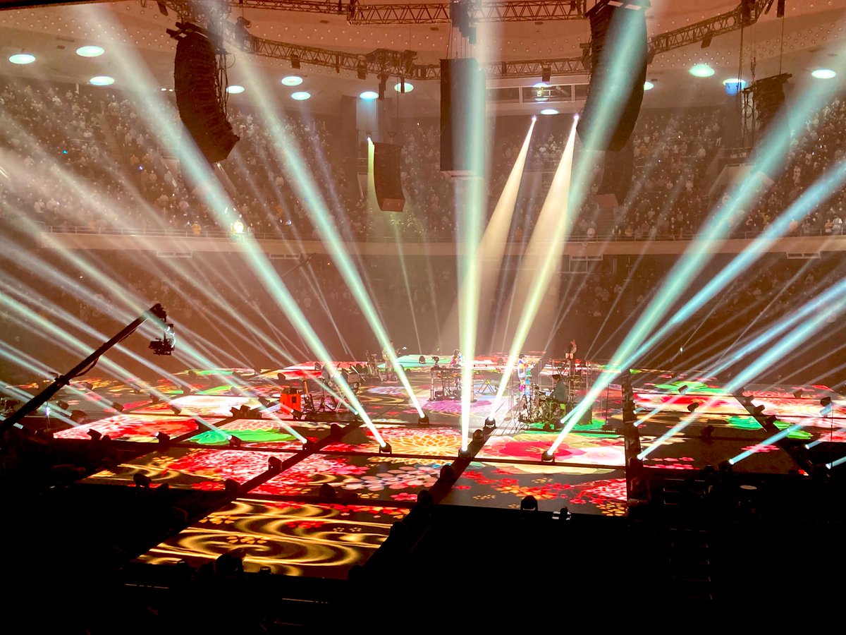 3Mdia's tweet photo. YOASOBIさんのライブに行ってきました。
演出が凄す���て未来にいるのかと思いました。
やっと会えてはじめて生歌を聴けてYOASOBIがちゃんと存在してることを実感出来て、とにかくずっと感動でした🥺
会場が愛で溢れててとても幸せな時間でした✨
#YOASOBI
#YOASOBI武道館
#Ikura
#Ayase https://t.co/u3CYk5mXyy