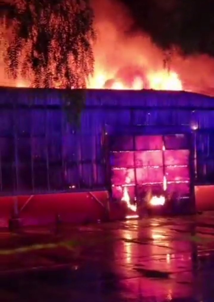 BernardoInforma's tweet photo. #SanBernardo: Un gigantesco incendio afecto la noche de este sábado a Bodegas de fabrica PF  en Lomas de mirasur con avda jorge alessandri La policia investiga posible Robo &amp; posterior incendio para Borrar evidencias. https://t.co/sL3fS7hgcT