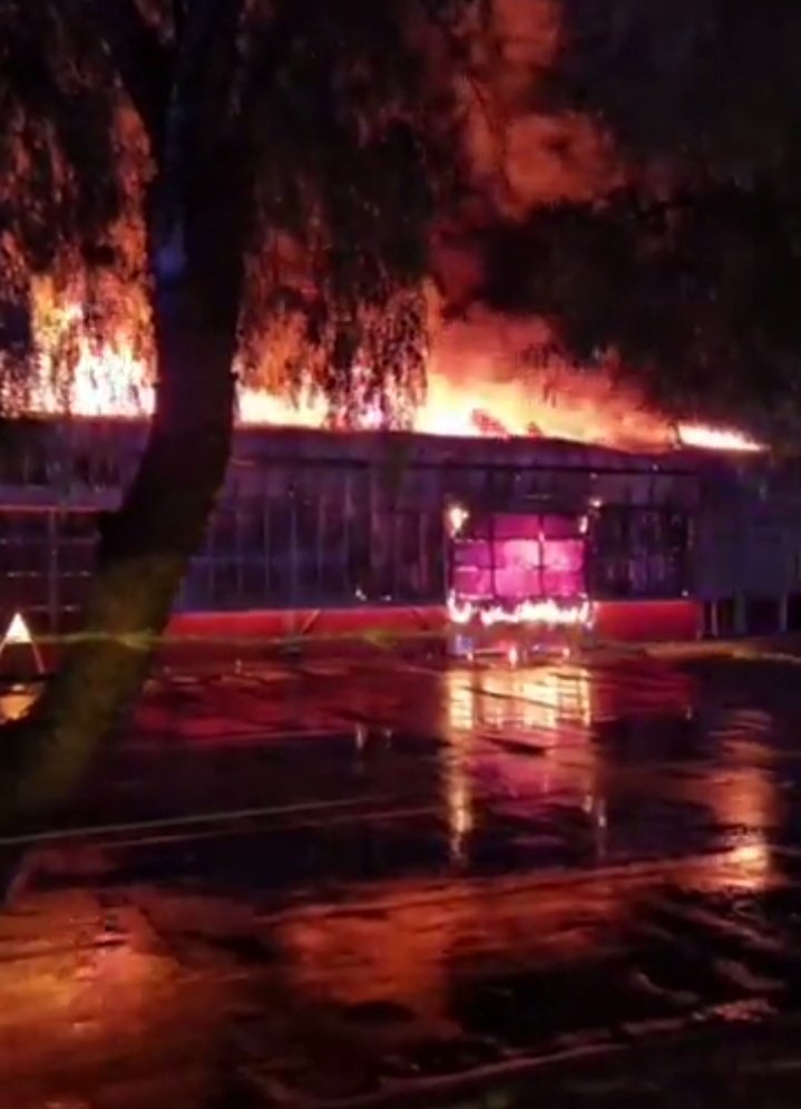 BernardoInforma's tweet photo. #SanBernardo: Un gigantesco incendio afecto la noche de este sábado a Bodegas de fabrica PF  en Lomas de mirasur con avda jorge alessandri La policia investiga posible Robo &amp; posterior incendio para Borrar evidencias. https://t.co/sL3fS7hgcT