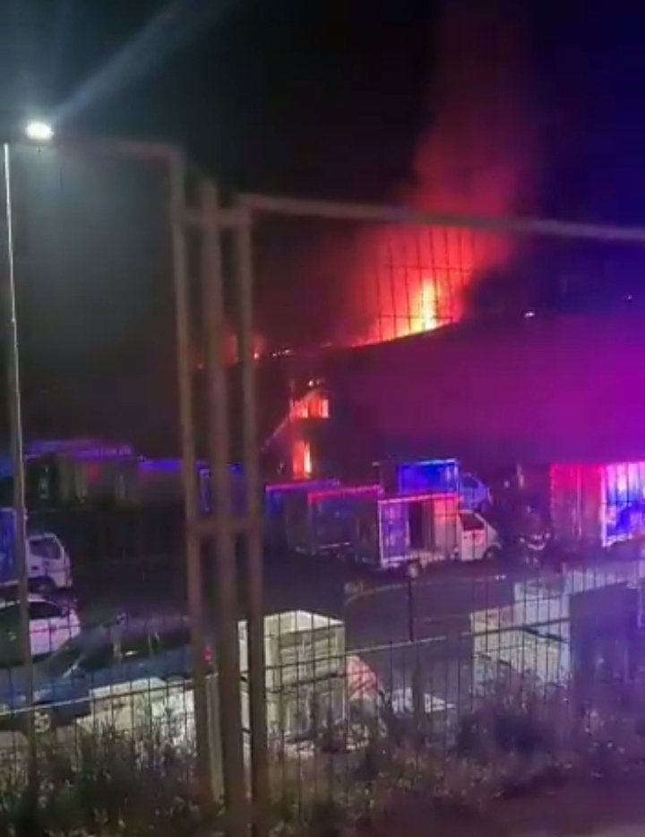 BernardoInforma's tweet photo. #SanBernardo: Un gigantesco incendio afecto la noche de este sábado a Bodegas de fabrica PF  en Lomas de mirasur con avda jorge alessandri La policia investiga posible Robo &amp; posterior incendio para Borrar evidencias. https://t.co/sL3fS7hgcT