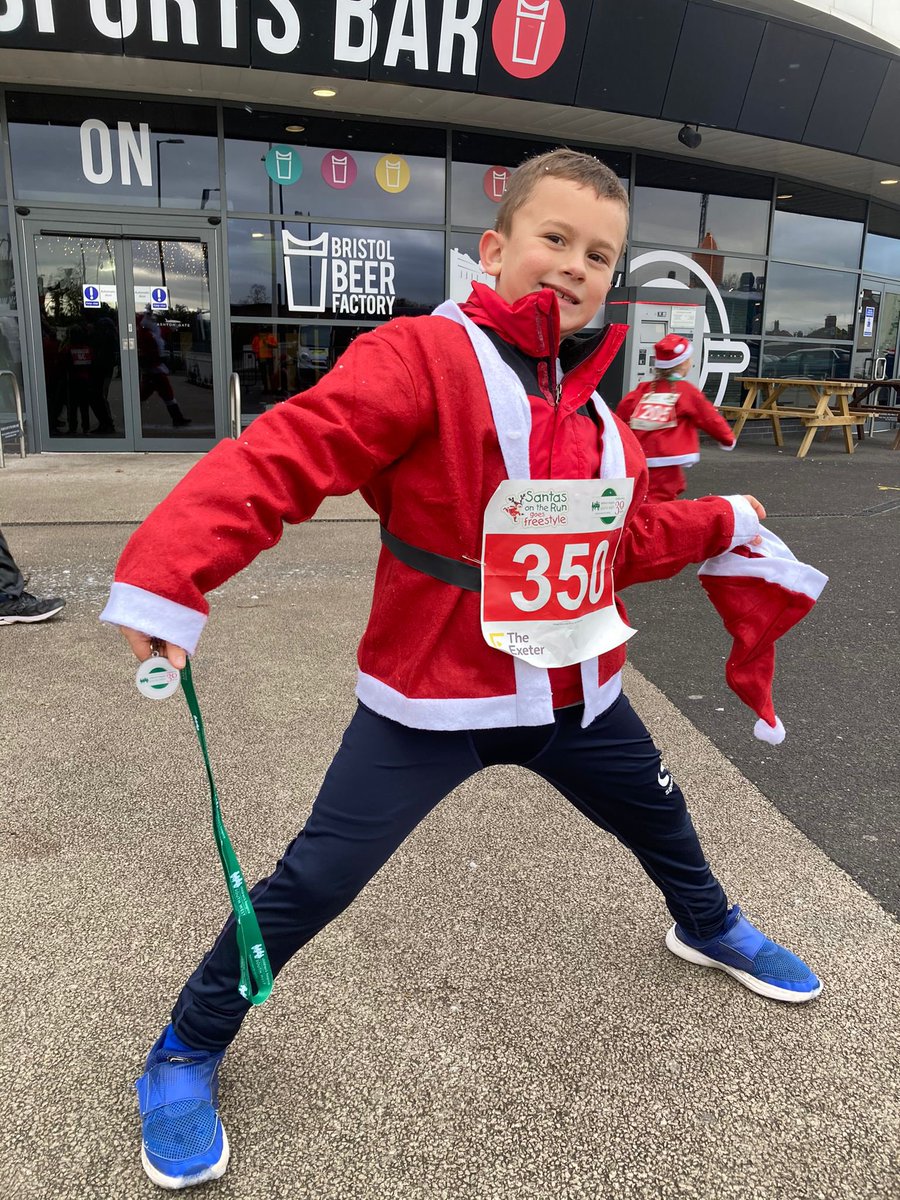 SkeetSar's tweet photo. Toby finishing off a busy sporting weekend with the Bristol charity Santa run 🎅😂👍 @HighHamSports https://t.co/AKFATzda1P