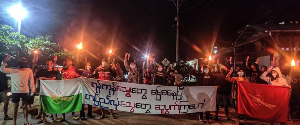 Myanmar_Now_Eng's tweet photo. In Tanintharyi's Launglon Township, students and youths demonstrated tonight (Dec 5) against the violent crackdown of an anti-junta rally in Yangon where a military truck rammed into protesters, killing about five people. 

Photos: CJ

#WhatsHappeninglnMyanmar https://t.co/EksmRQtU66