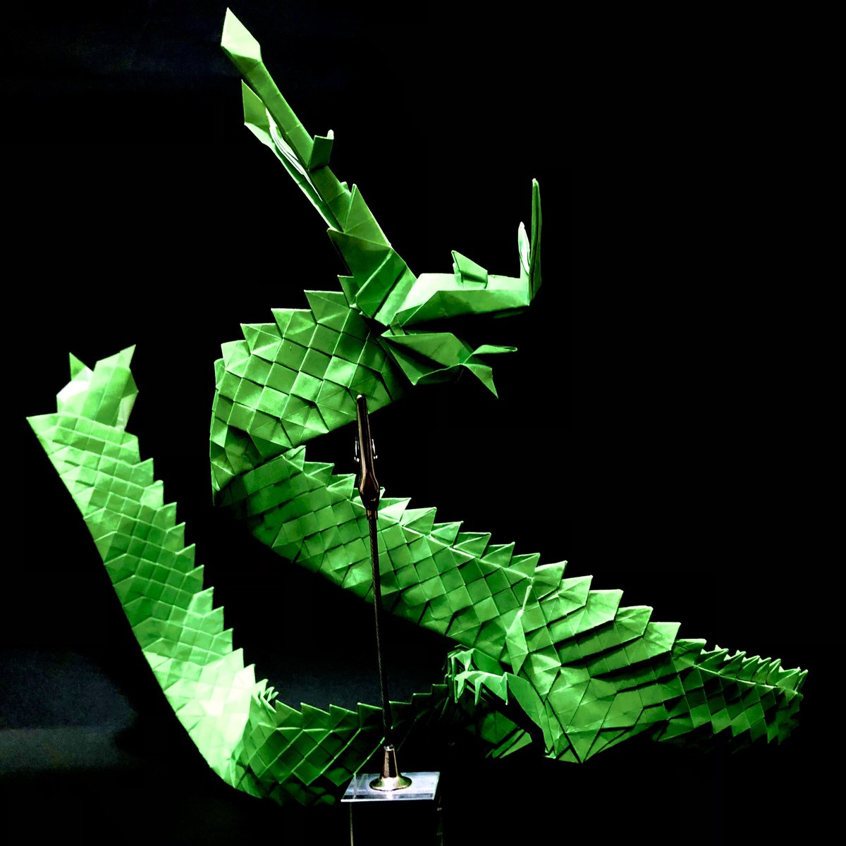 ykitano's tweet photo. Lien Quoc DatのShenlong。money origamiと言って1ドル札数枚で折る作品みたいだが、15cm折り紙2枚繋げたものを10セット使って折ってみた。
針金入れて仕上げてるが、ペラペラになってしまったので、半分ぐらいの大きさの紙の方が良かったかな。。
#lqdmoneyorigami #shenlong #origami #lienquocdat https://t.co/7gy7HOq1x2