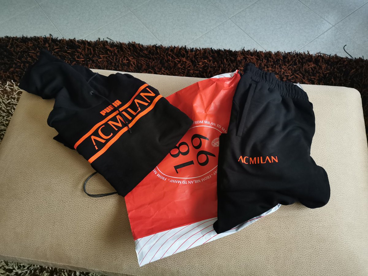 maudel1969's tweet photo. @NonEvoluto @Marcoesp70 #compraoriginale regalino per natale fatto vero? 😍😍😍🖤❤️🖤❤️🖤 https://t.co/rodgLY3ZYt