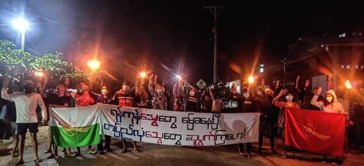 Nananam98's tweet photo. Night strike in yangon 
We need democracy

#WhatsHappeningInMyanmar 
#Dec5Coup @ASEAN @UN @VP @USEmbassyBurma @POTUS @ukinmyanmar https://t.co/95GW8rCl1U