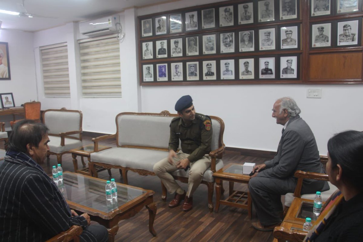 DcpBn's tweet photo. On the grand occasion of #InternationalVolunteersDay 2021, was celebrated at GOs Mess NPL, encouraging all the good people doing commendable work during the pandemic to maintain it by awarding mementos and citations.                          #IVD2021 @DelhiPolice @CPDelhi https://t.co/6SxaHc1D9y