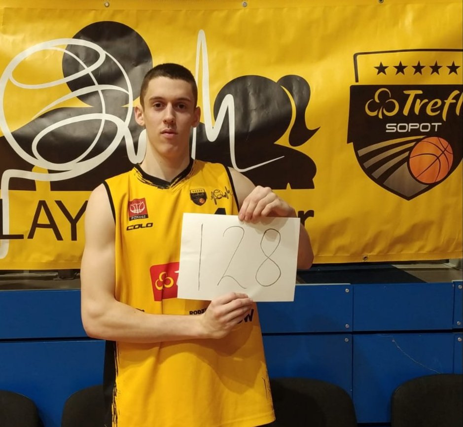MikeLydkowski's tweet photo. Liga Juniorów Starszych U19 @POZKosz
Piotr Krzebietke zawodnik @treflsopot zdobył 128 pkt!!! 
Czy ktoś przypomina sobie taką zdobycz punktową kiedykolwiek w historii??
#MłodośćIdziePoSwoje
#2LKosz https://t.co/2PkXIkmUbA