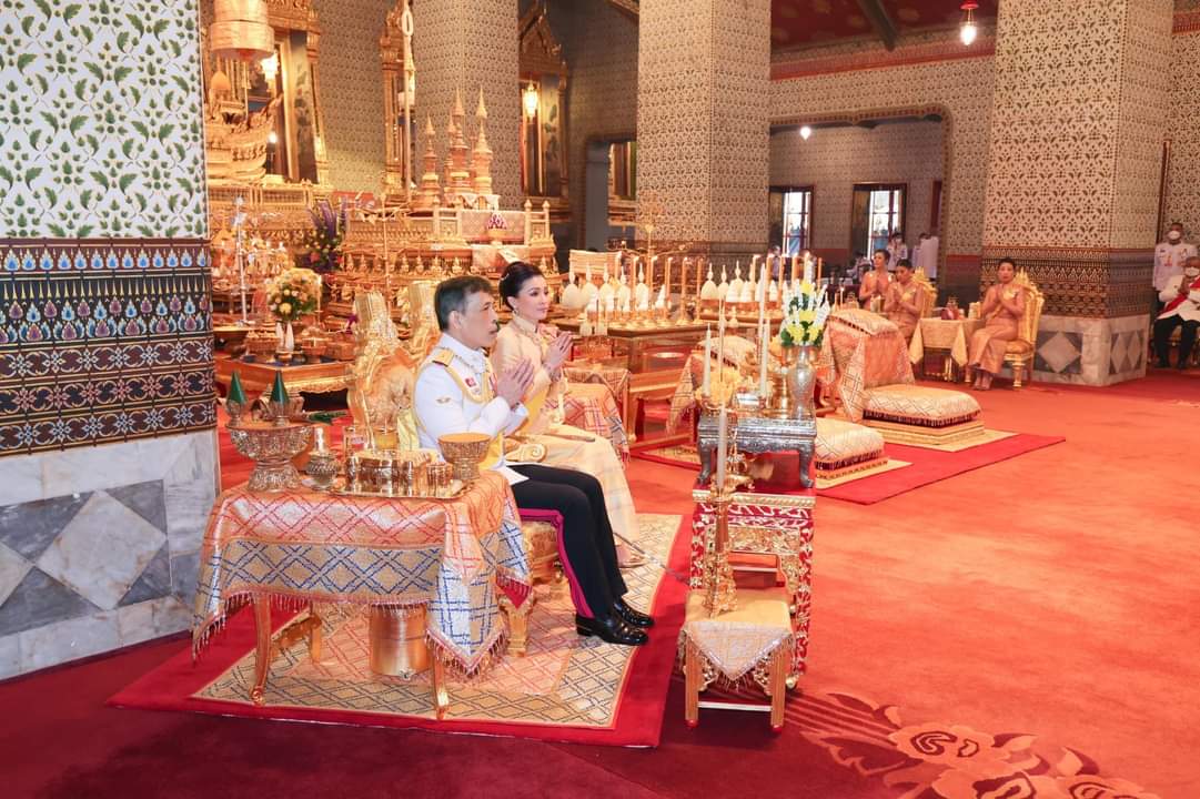 1st_Army_Area's tweet photo. ในหลวง-พระราชินี เสด็จพระราชดำเนินไปทรงบำเพ็ญพระราชกุศลเนื่องในวันคล้ายวันพระบรมราชสมภพ รัชกาลที่ ๙  พุทธศักราช ๒๕๖๔
#น้อมรำลึกในหลวงรัชกาลที่9
https://t.co/awerpx8l1S
ขอขอบคุณภาพ : มติชน https://t.co/5wlJyPded1