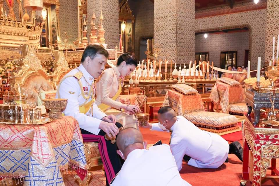 1st_Army_Area's tweet photo. ในหลวง-พระราชินี เสด็จพระราชดำเนินไปทรงบำเพ็ญพระราชกุศลเนื่องในวันคล้ายวันพระบรมราชสมภพ รัชกาลที่ ๙  พุทธศักราช ๒๕๖๔
#น้อมรำลึกในหลวงรัชกาลที่9
https://t.co/awerpx8l1S
ขอขอบคุณภาพ : มติชน https://t.co/5wlJyPded1