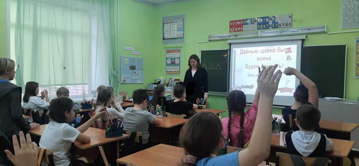 3 декабря в 4 классе школы "Гармония" прошёл классный час "Давным-давно была война", приуроченный ко Дню Неизвестного солдата. Дети узнали об истории возникновения  даты, почтили память солдат, совершивших подвиг для страны ценою своих жизней.