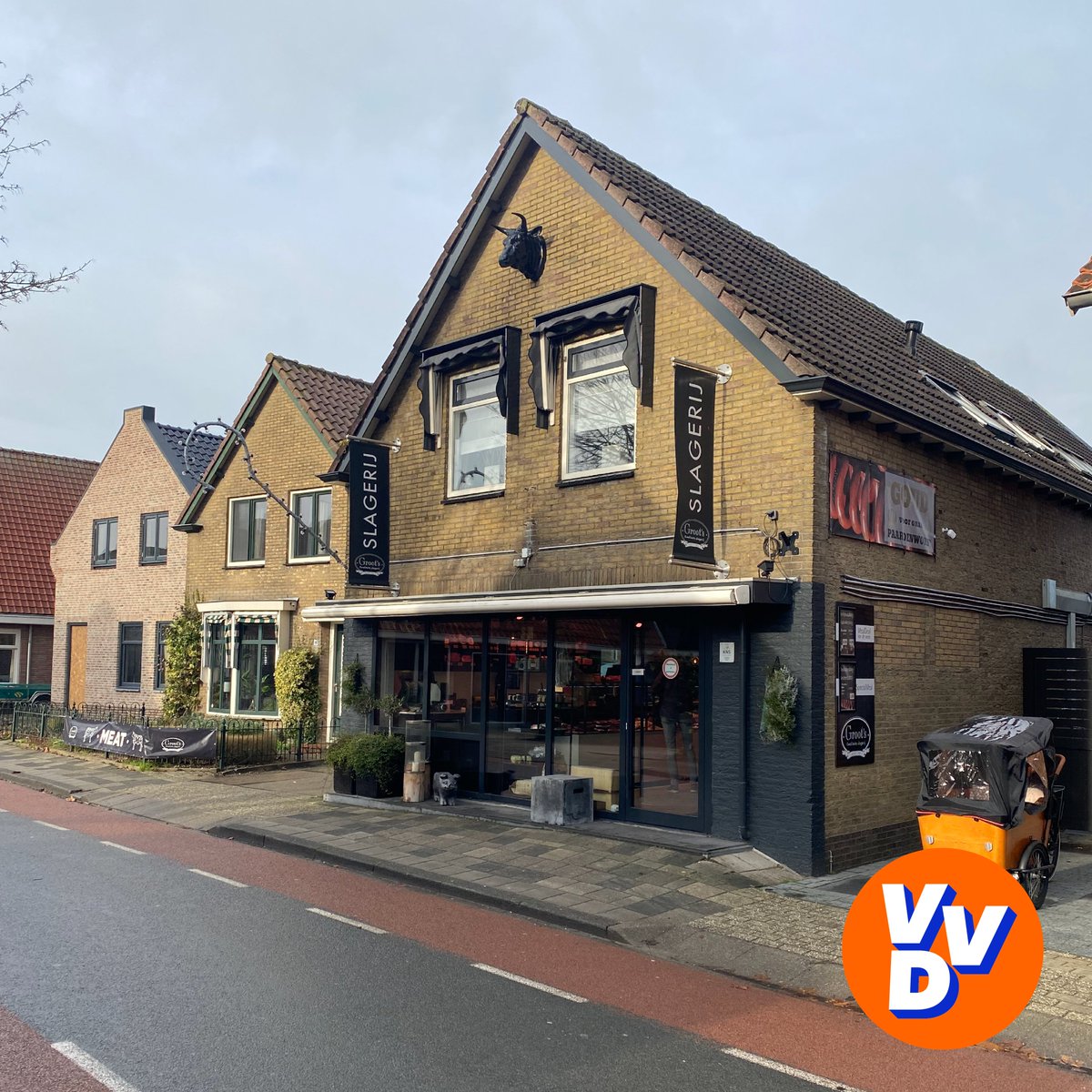 VVDStedeBroec's tweet image. Vorige week hebben we het eerste verkiezingsprogramma overhandigd aan Erik van Slagerij  GROOT. Erik is eigenaar van de familieslagerij. Deze onderneming al jaren een begrip in Lutjebroek en omgeving. 🙌💪🧡💙 #slagerij #VVD #fijnesinterklaas
