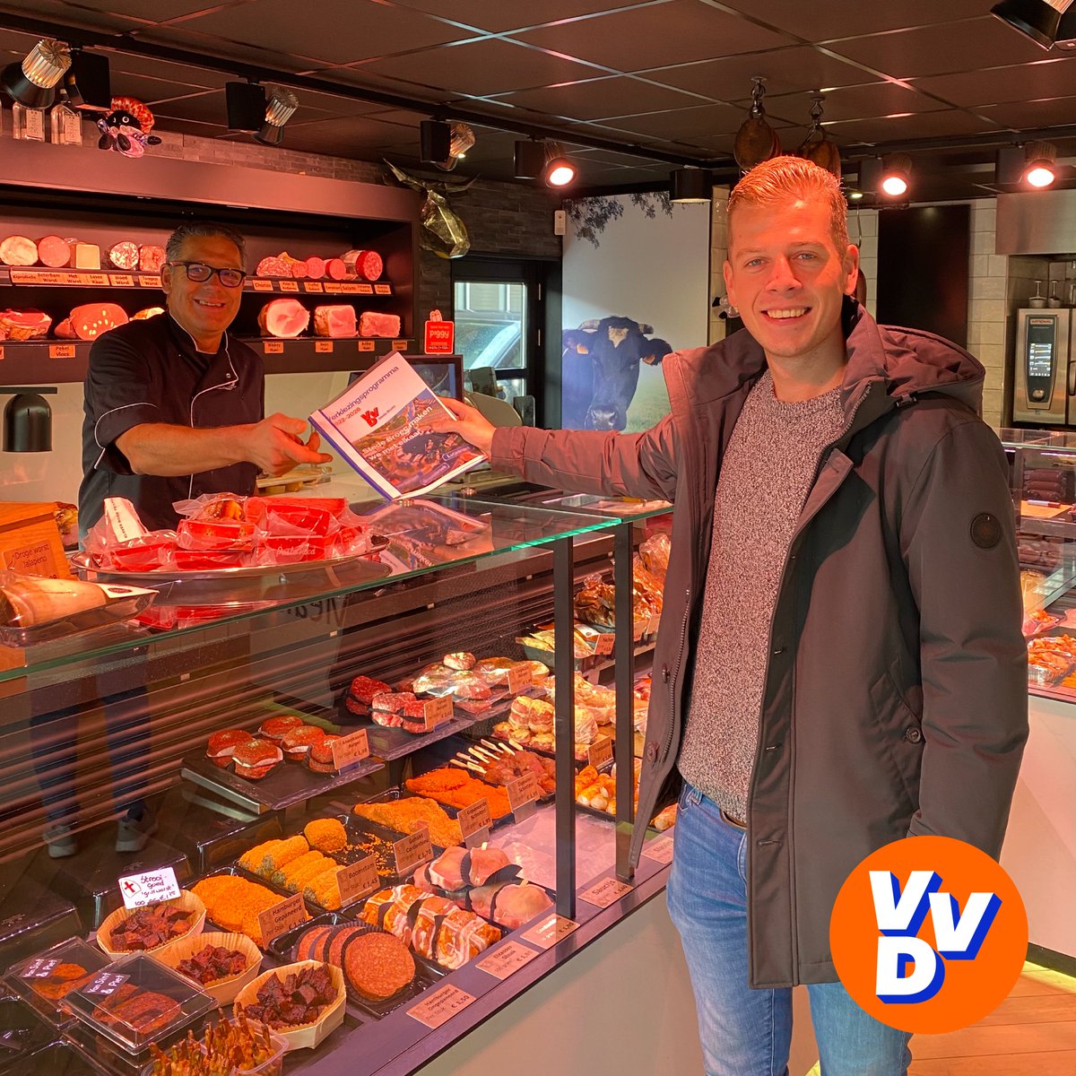 VVDStedeBroec's tweet image. Vorige week hebben we het eerste verkiezingsprogramma overhandigd aan Erik van Slagerij  GROOT. Erik is eigenaar van de familieslagerij. Deze onderneming al jaren een begrip in Lutjebroek en omgeving. 🙌💪🧡💙 #slagerij #VVD #fijnesinterklaas