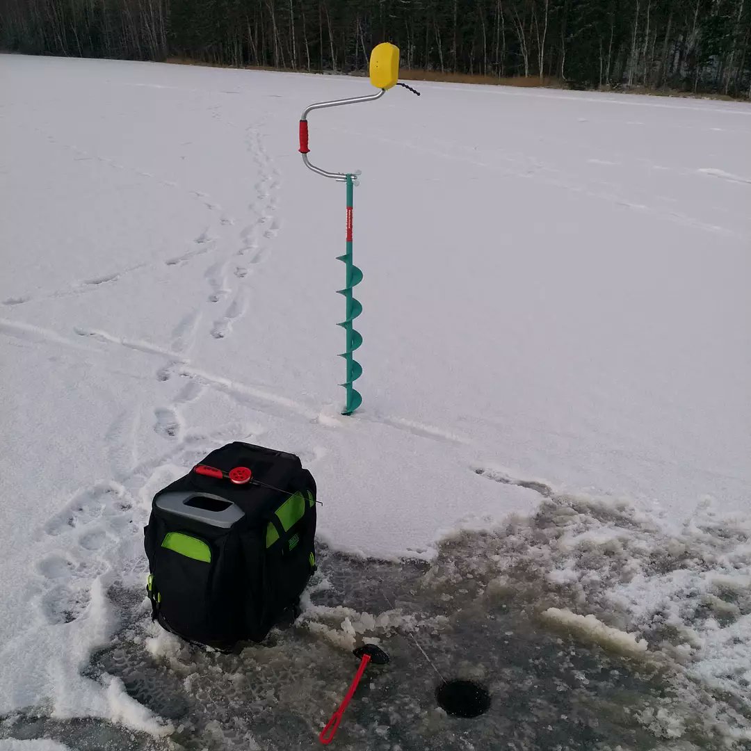 SeKoivisto's tweet photo. #pilkkikausi avattu, tein järveen kolme reikää. Eka reikä oli jäätynyt kun palasin kolmannelta reiältä. Toisessa kuvassa #pilkkijä ja #rapala'n rusetti.
#pimplaamassa #pimplare #eikalaa https://t.co/OkXy2DahQk