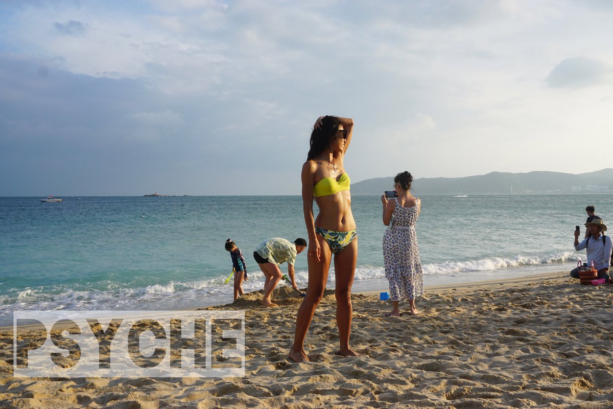 海滩上灿烂的阳光
一半来自
太阳
一半来自
眼前皮肤褐色的姑娘
#阳光 #海滩 #亚龙湾 #美女 #比基尼