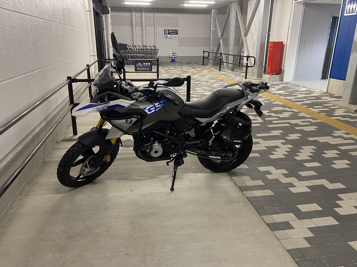 BlueG310gs's tweet photo. このバイクを選んだ大きな理由は「高揚感」跨った時のあのドキドキした感覚は20才で初めてバイクに触れた時を思い出させてくれた😊

 #BMW
 #g310gs 
 #310gs
 #gs https://t.co/hHbhjduEkf