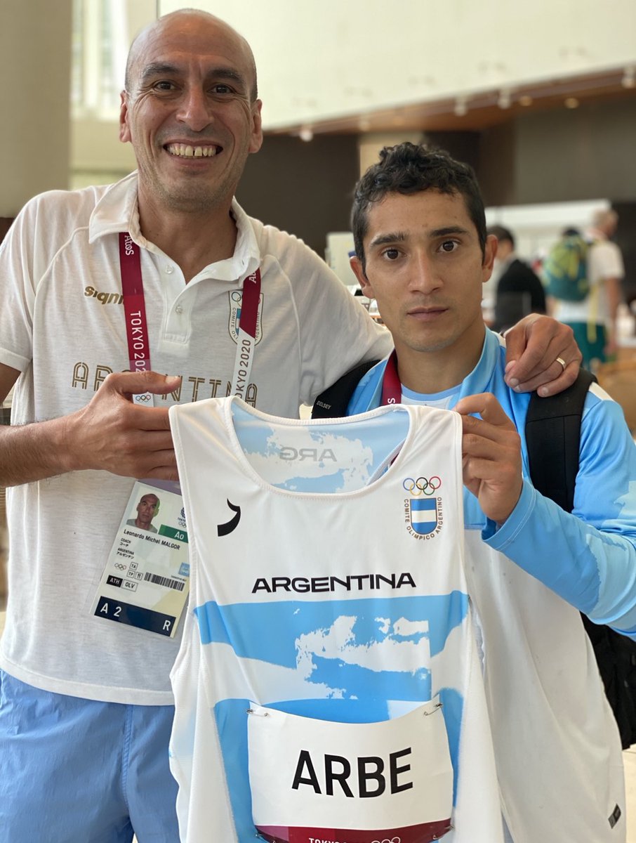 DeportesAR's tweet photo. #Atletismo ¡Récord argentino en Maratón! 🇦🇷🏃‍♂️
El chubutense Joaquín Arbe registró un tiempo de 2h09m36s en el Maratón 42k de Valencia🇪🇸 y así superó el récord vigente conseguido por Antonio Silio en 1995 (2h09m57s en Hamburgo)
¡Felicitaciones! 👏🥇 https://t.co/5ObdgWLK4G
