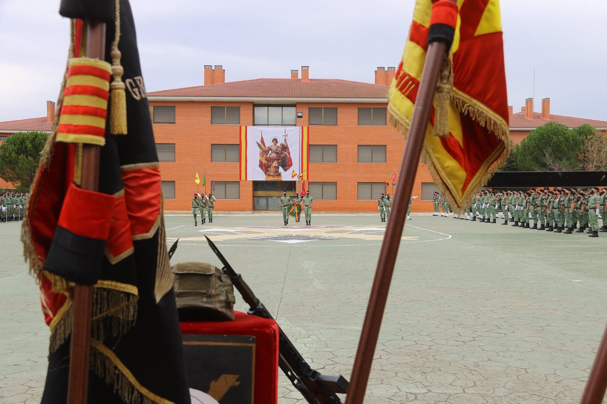 FUTER_ET's tweet photo. El Grupo de Artillería de Campaña VI de #Paracaidistas realizó un acto en honor a su Excelsa patrona, Santa Bárbara, presidido por el general González Diez, jefe de la División "San Marcial" https://t.co/Y4wkbj0Ex9