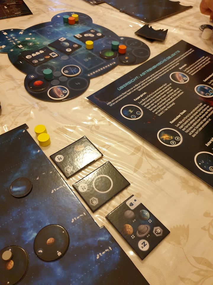 Byzanzforscher's tweet photo. Today, we played "#Cosmogenesis". The aim is to create and develop a #solarsystem with various gas planets and earth-like planets, the latter of which if possible in the "habitable zone" in order to allow for the emergence and evolution of life.💫 🪐🌎 (1/2) https://t.co/eyYk4Nonv6