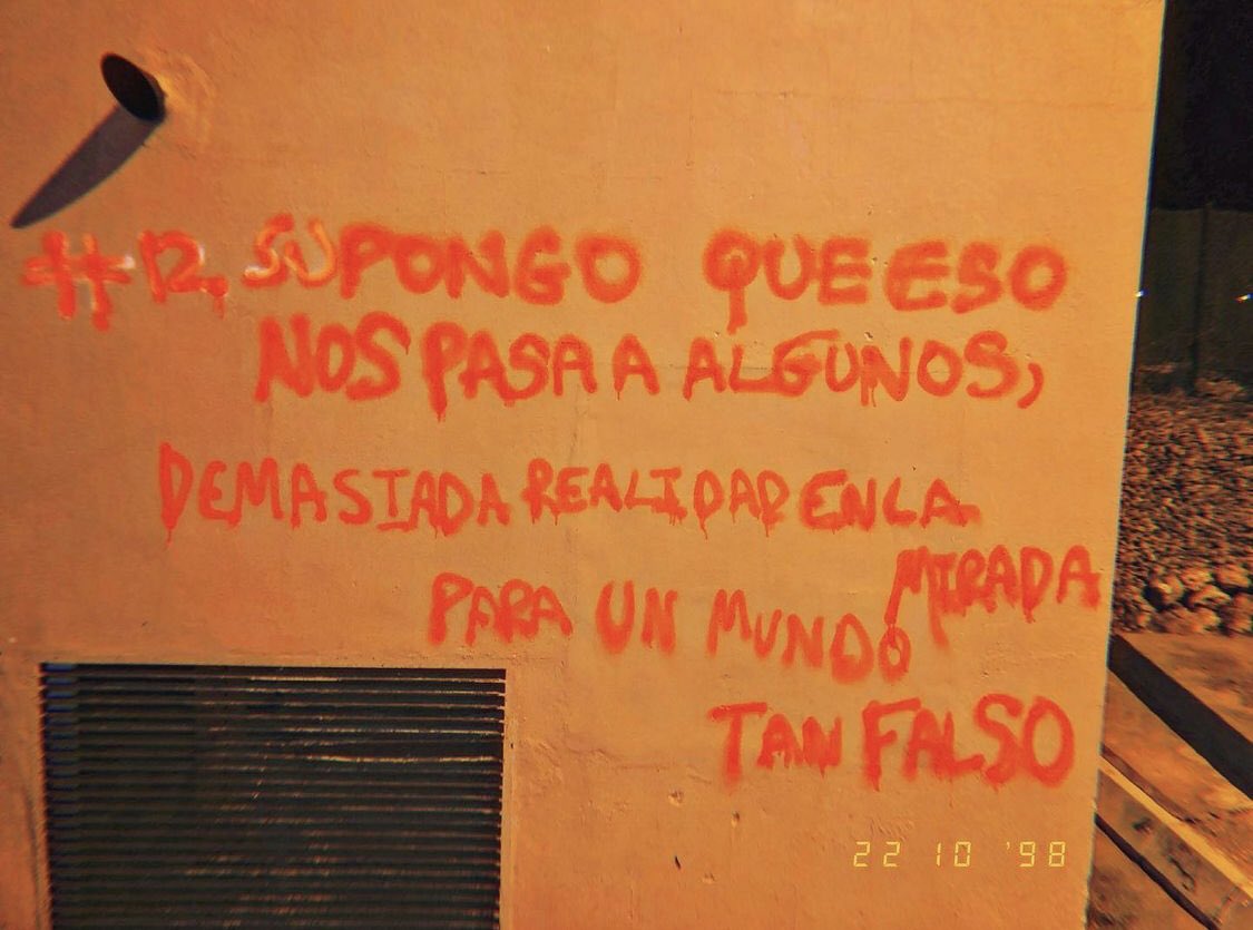 alter_frases's tweet photo. #12. Supongo que eso nos pasa a algunos, demasiada realidad en la Mirada para un mundo tan Falso. #alterfrases 

#frasesenparedes #frasescortas https://t.co/B9EaQeMvXn