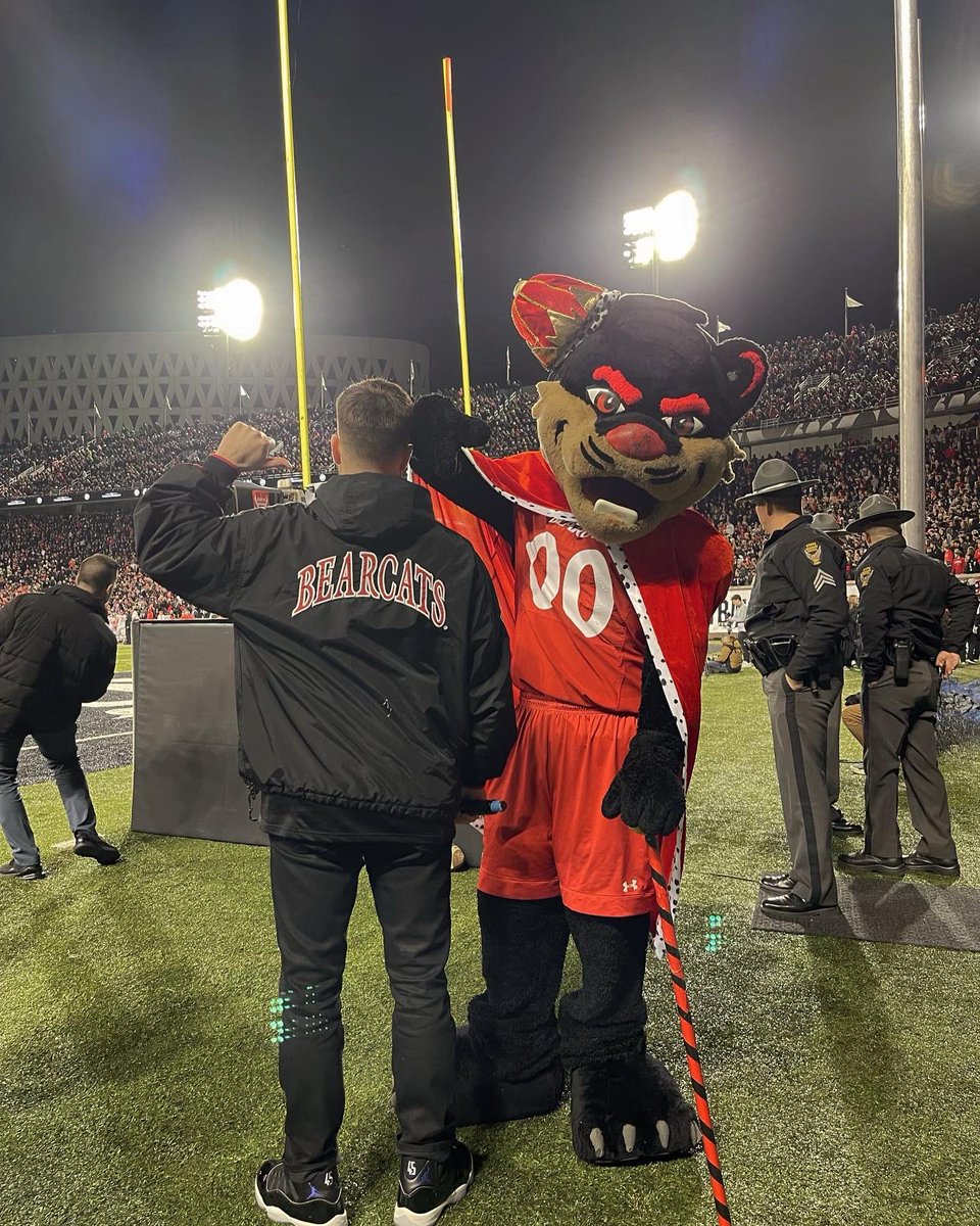 as the great freddie mercury once said… 

we are the champions, my friends 🍾

#gobearcats #cincinnatibearcats #cincinnati #cincy #aacchampionship #collegefootballplayoff #wearethechampions