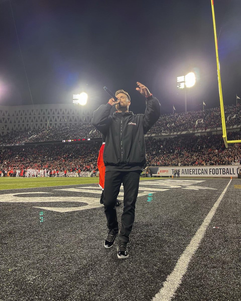 djetrayn's tweet photo. as the great freddie mercury once said… 

we are the champions, my friends 🍾

#gobearcats #cincinnatibearcats #cincinnati #cincy #aacchampionship #collegefootballplayoff #wearethechampions https://t.co/h22ER6Docq
