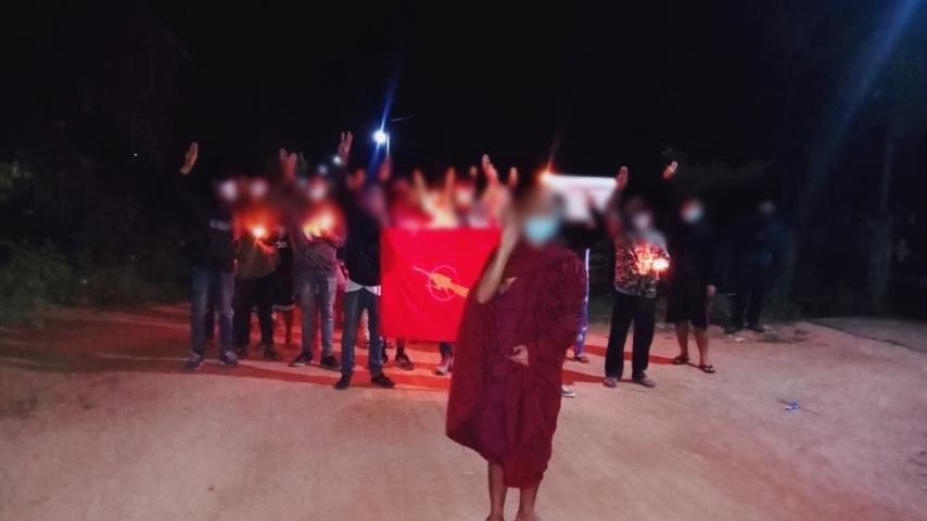 TTFR__Myanmar's tweet photo. Civilians from LaungLone staged the night protest against the military dictatorship. #Dec5Coup #HelpMyanmarIDPs #WhatsHappeningInMyanmar https://t.co/HkaR9xE7Yz