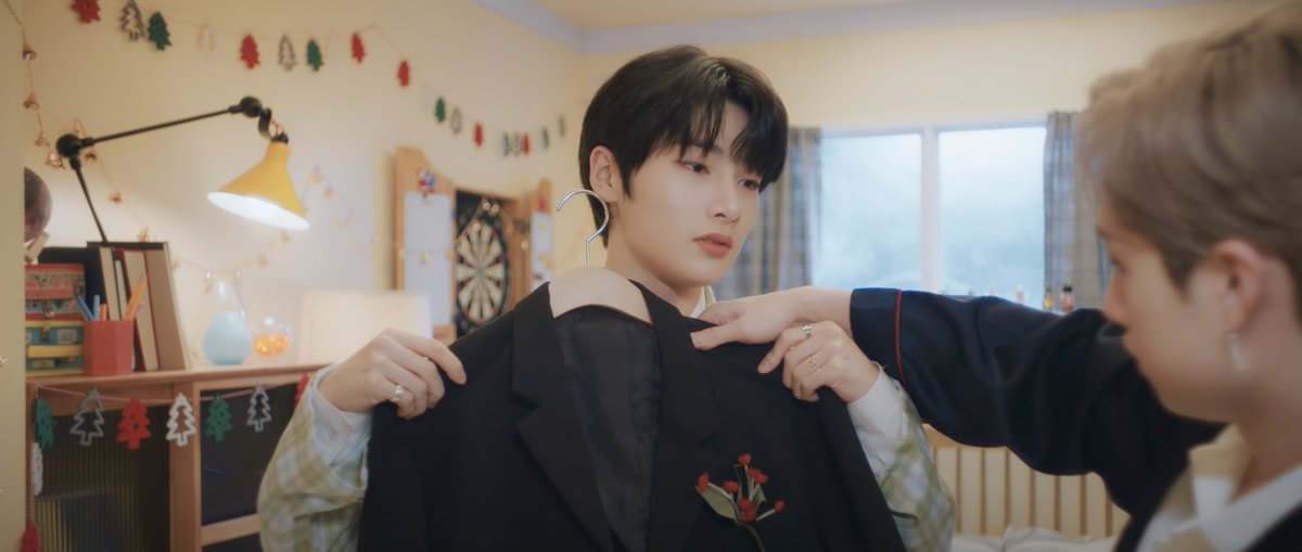 seungscience's tweet photo. "you've gotten so big, i can barely hold you anymore" https://t.co/ME4SFD0W4D