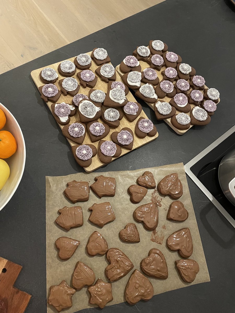 KruegerMaike's tweet photo. And we have a wrap! …😋#TagdesKekses #Weihnachtsbäckerei https://t.co/yn7rpraeks
