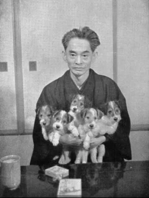 あの文豪・川端康成も…5匹の子犬を抱っこしてご満悦！
