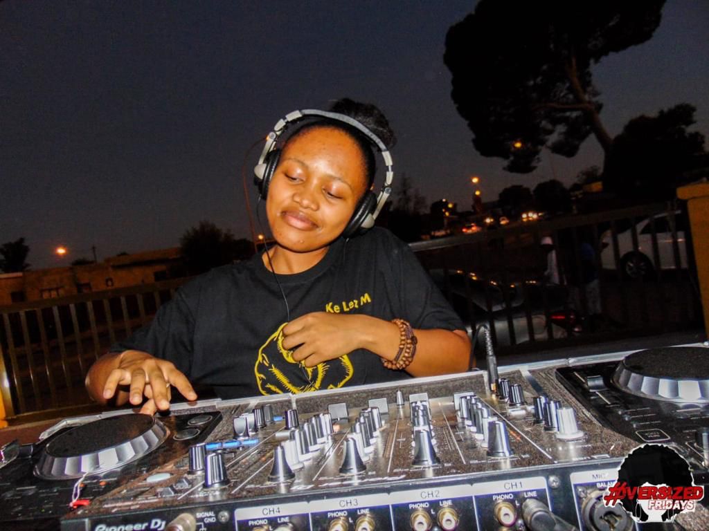 CUTFM1058's tweet photo. #GuestMix
Lez M (@LesediMorolong) is handling the 1s and 2s
📲WhatsApp| 0713431233
☎️Studio| 0515073747
💻Stream| https://t.co/0PvIpv9hEs
#HouseOfDeep
#InTheHouseWithMats https://t.co/BSUUr1S1y1