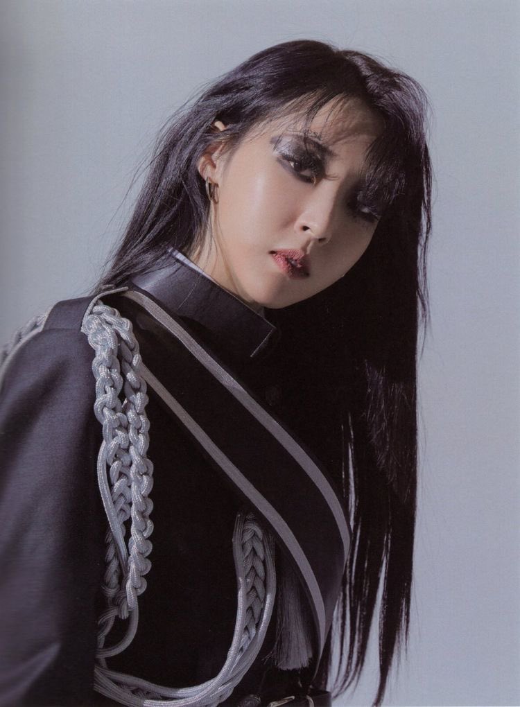 soleilbyul's tweet photo. moonbyul said she is trying to complete ‘moon’ and ‘star’

2019 eclipse was MOON 🌙  showcasing her dark, more androgynous/masc concept

and so 2022.01 should be STAR? 🌟
which is the other side - the completely opposite?? so everything she was doing has built up to this new era https://t.co/4SD3cppuI1
