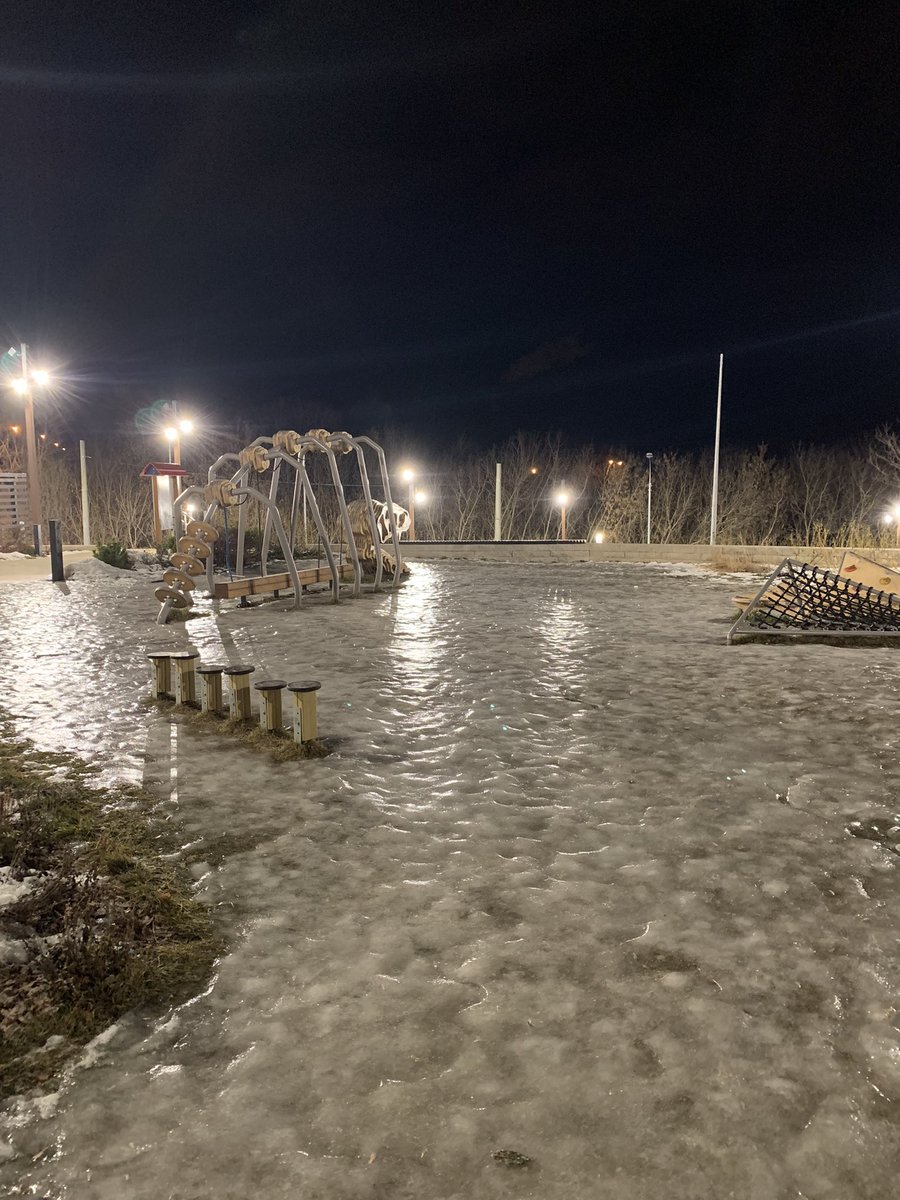 uprava63's tweet photo. Сегодня приехали погулять с детьми на #вертолетка а тут горожане показывают чудеса эквилибристики, падают как дети, так и взрослые, обработка не производилась. Пройти к детской площадке так и не решились. @SamMobilePriem @krasnoglin_adm @D_Azaroff https://t.co/AUW0qZUaVs